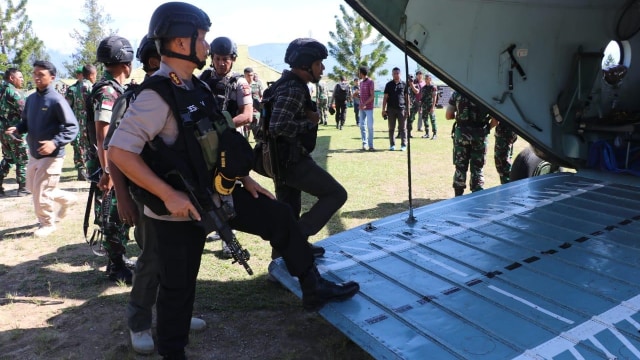 Satuan Setingkat Peleton (SST) dari TNI-Polri menuju lokasi penembakan KKB. (Foto: Dok. Polda Papua)