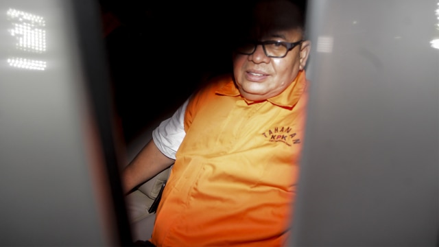 Mantan Kepala Dinas Pekerjaan Umum (PU) Bengkalis Muhammad Nasir berada dalam mobil tahanan seusai menjalani pemeriksaan di gedung KPK. (Foto: ANTARA FOTO/Muhammad Adimaja)