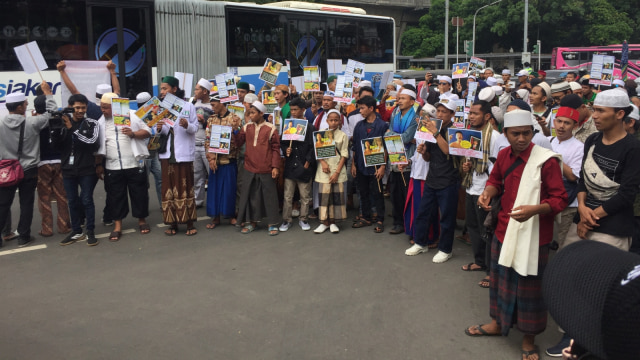 Pendukung Habib Bahar bin Smith menggelar aksi demonstrasi di depan Bareskrim Polri, Jalan Medan Merdeka Timur, Jakarta Pusat. (Foto: Fachrul Irwinsyah/kumparan)