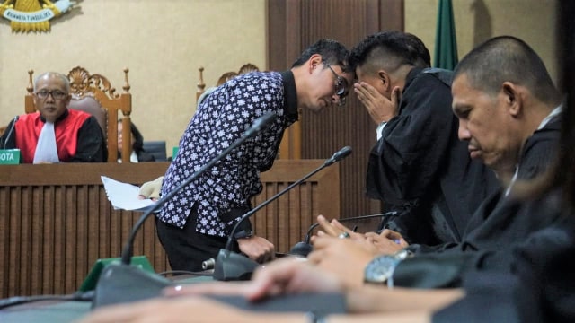 Zumi Zola berdiskusi dengan kuasa hukum. (Foto: Jamal Ramadhan/kumparan)