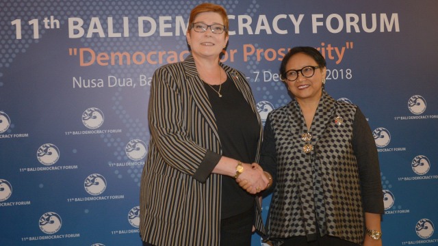 Menteri Luar Negeri Retno Marsudi (kanan) berjabat tangan dengan Menteri Luar Negeri Australia Marise Payne dalam Bali Democracy Forum 2018 di Nusa Dua, Bali, Kamis (6/12/2018). (Foto: ANTARA FOTO/Nyoman Budhiana)