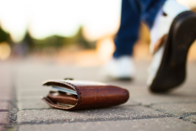 com-Ilustrasi Ketinggalan Dompet vs Smartphone (Foto: Shutterstock)