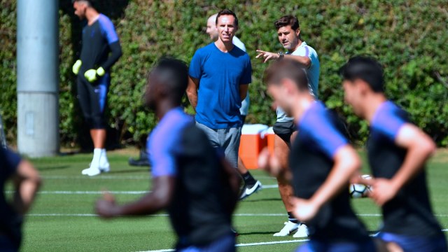 Steve Nash bersama Mauricio Pochettino di kamp latihan Tottenham Hotspur. (Foto: AFP/Frederic J. Brown)