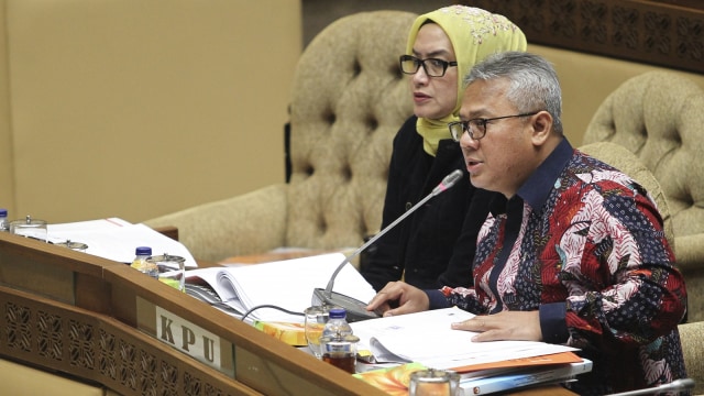 Ketua Komisi Pemilihan Umum (KPU) Arief Budiman (kanan) bersama Komisioner KPU Evi Novida Ginting Manik (kiri) mengikuti Rapat Kerja (dengan Komisi II DPR di Senayan, Jakarta, Kamis. Foto: ANTARA FOTO/Dhemas Reviyanto