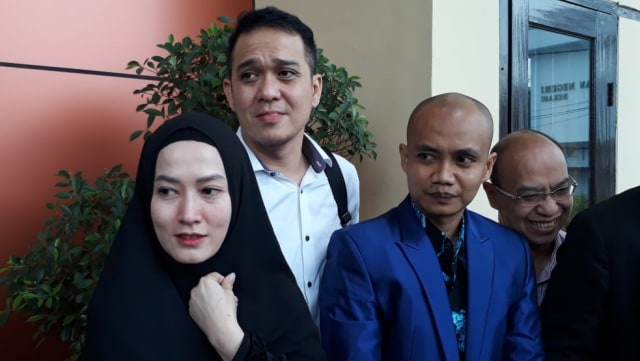 Lyra Virna (kiri) usai menjalani sidang. (Foto: Ainul Qalbi/kumparan)