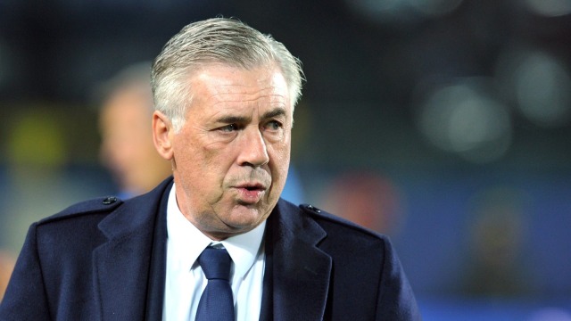 Ancelotti memimpin Napoli pada pertandingan melawan Atalanta Bergarmasca Calcio. (Foto: Reuters/Jennifer Lorenzini)