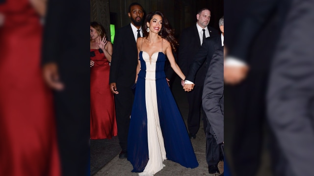 Amal Clooney saat menghadiri acara UN Correspondents Award dengan penghargaan The Global Citizen of the Year. (Foto: YahooStyleUK/twitter)