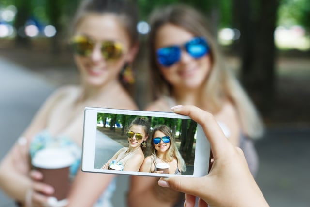 com-Memotret teman (Foto: Shutterstock)