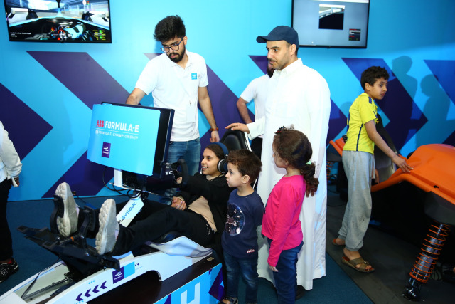 Mencoba simulator di event Road to Ad Diriyah, Arab Saudi. (Foto: Situs Resmi Formula E/Ad Diriyah E-Prix)