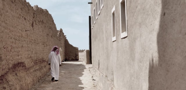 Seseorang tengah berjalan di Ad Diriyah, Arab Saudi. (Foto: Saudi Commission for Tourism and National Heritage)