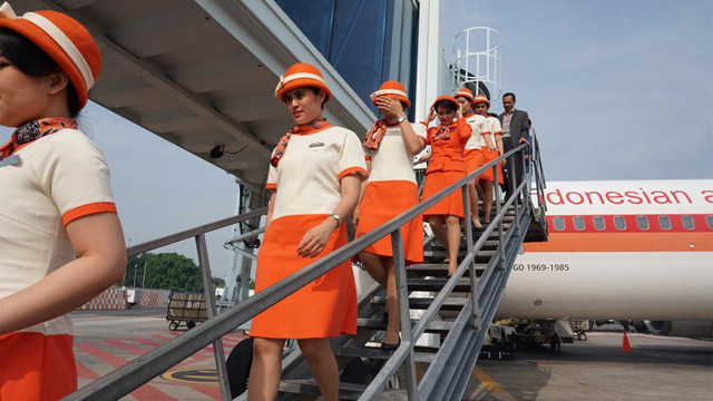 Awak pesawat seperti pramugari 'Garuda Indonesia Vintage Flight Experience' mengenakan seragam Garuda tempo dulu. (Foto: Dok. Garuda Indonesia.)
