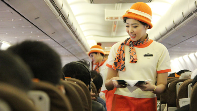 Awak pesawat seperti pramugari  'Garuda Indonesia Vintage Flight Experience' mengenakan seragam Garuda tempo dulu. (Foto: Dok. Garuda Indonesia.)