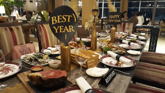 Dekorasi makan malam tahun baru di Gran Melia Jakarta (Foto: Azalia Amadea/kumparan)