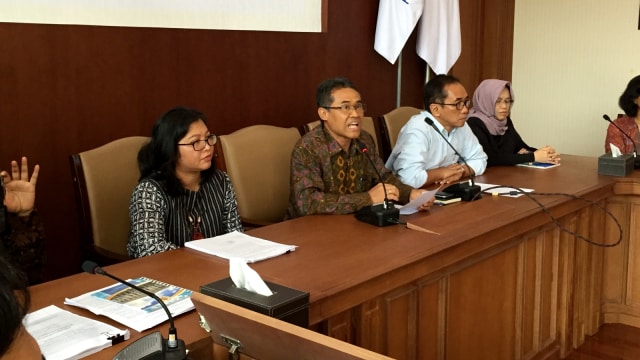 Rektor UGM Panut Mulyono (kedua kiri) dan Wakil Rektor Bidang Kerjasama dan Alumni UGM, Paripurna Poerwoko Sudarga (kedua kanan). (Foto: Arfiansyah Panji Purnandaru/kumparan)