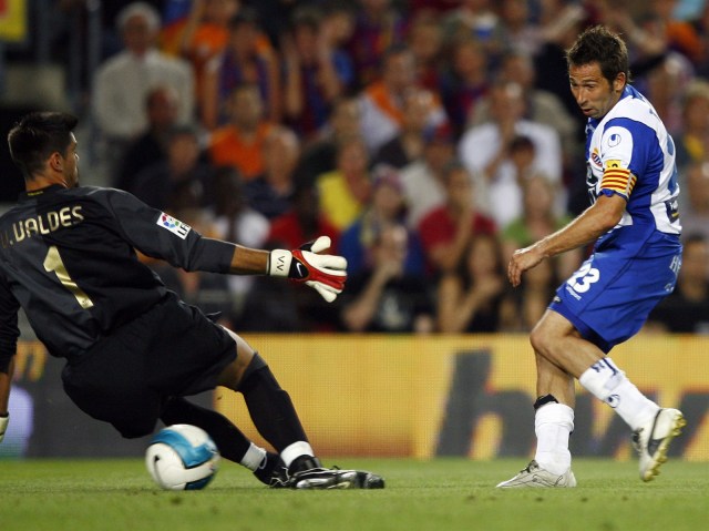 Momen ketika Raul Tamudo menghancurkan mimpi Barcelona. (Foto: AFP/Lluis Gene)