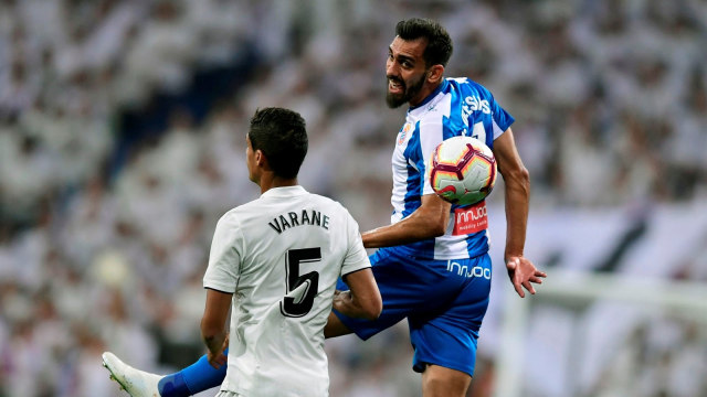 Borja Iglesias berduel dengan Raphael Varane. (Foto: AFP/Javier Soriano)