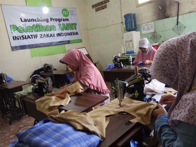 Program Keterampilan Jahit IZI Lampung Bantu Perbaiki Ekonomi Masyarakat