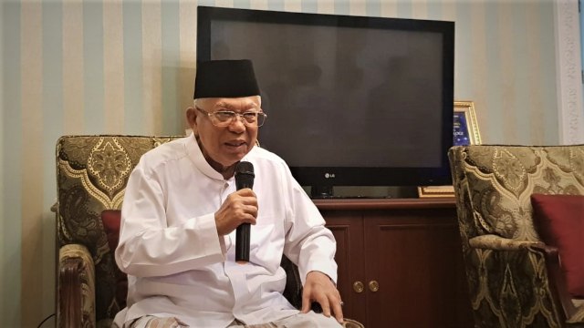 Cawapres Prof. Dr. K. H. Ma'ruf Amin menerima tamu dari Relawan Milenial (musisi, pembalap, atlet) dari Bandung dan Jakarta. (Foto: Fadjar Hadi/kumparan)