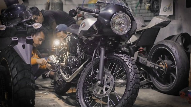Proses kustomisasi motor di bengkel Katros Garage. (Foto: dok. Katros Garage)