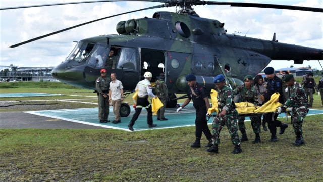 Proses evakuasi korban penembakan oleh KKB Papua. Foto: Foto: Dok. Polda Papua