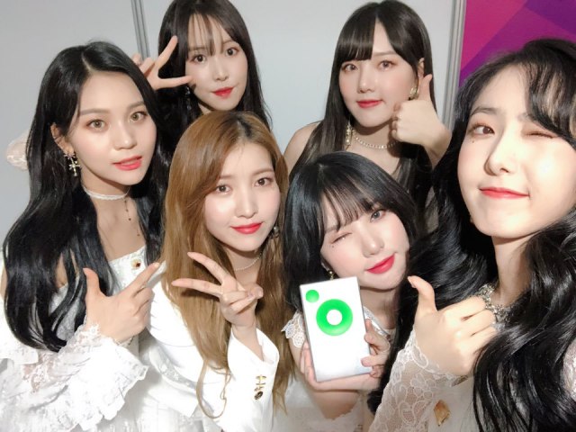 Gfriend menjadi pemenang Best Music Video di Melon Music Awards 2018 (Foto: Twitter/@GFRDofficial)