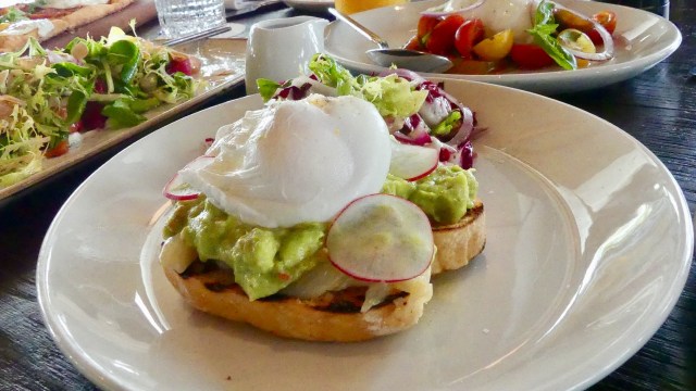 Avocado Toast Lavo Restaurant
 (Foto: Safira Maharani/ kumparan)