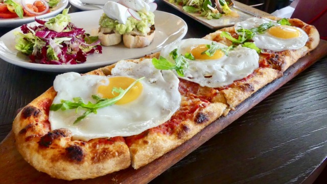 Breakfast Pizza Lavo Restaurant (Foto:  Safira Maharani/ kumparan)