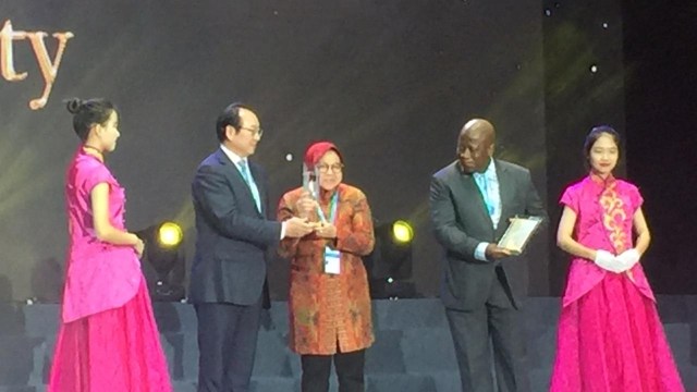 Wali Kota Surabaya Tri Rismaharini menerima penghargaan di ajang vote kota Siber terpopuler di Guangzhou International Award 2018. (Foto: Dok. Istimewa)