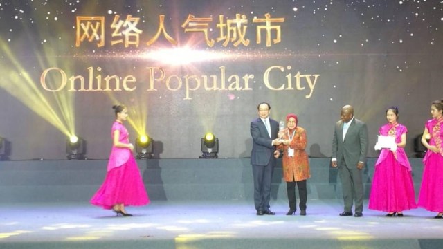 Wali Kota Surabaya Tri Rismaharini menerima penghargaan di ajang vote kota Siber terpopuler di Guangzhou International Award 2018. (Foto: Dok. Istimewa)