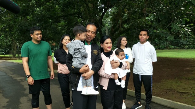 Presiden Jokowi dan Keluarga Memberi Makan Ikan di Istana Bogor, Jawa Barat. Foto: Yudhistira Amran Saleh/kumparan