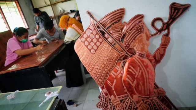 Pemberdayaan Masyarakat Melalui Seni Genting Logam (2)