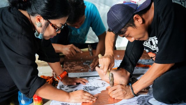 Pemberdayaan Masyarakat Melalui Seni Genting Logam (3)