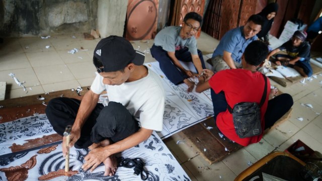 Pemberdayaan Masyarakat Melalui Seni Genting Logam (4)