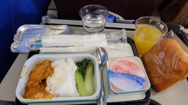 Makanan yang Disajikan Dalam Penerbangan Garuda Indonesia Vintage (Foto: Bella Cynthia / kumparan)