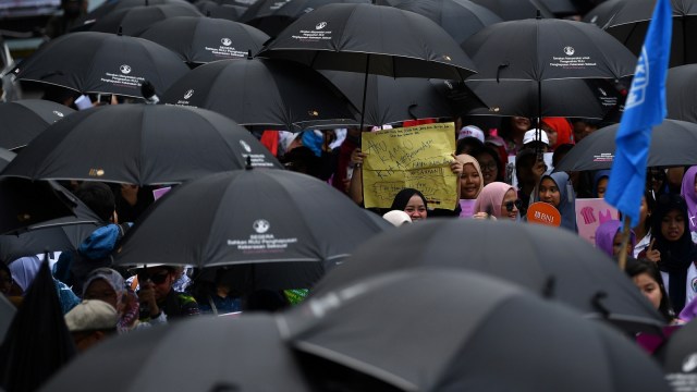 Masyarakat dari berbagai aliansi melakukan aksi damai bertajuk stop kekerasan seksual di Jalan Medan Merdeka Barat, Jakarta, Sabtu (8/12/2018). (Foto:  ANTARA FOTO/Sigid Kurniawan)