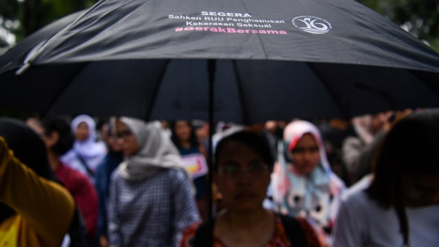 Masyarakat dari berbagai aliansi melakukan aksi damai bertajuk stop kekerasan seksual di Jalan Medan Merdeka Barat, Jakarta, Sabtu (8/12/2018). Foto:  ANTARA FOTO/Sigid Kurniawan