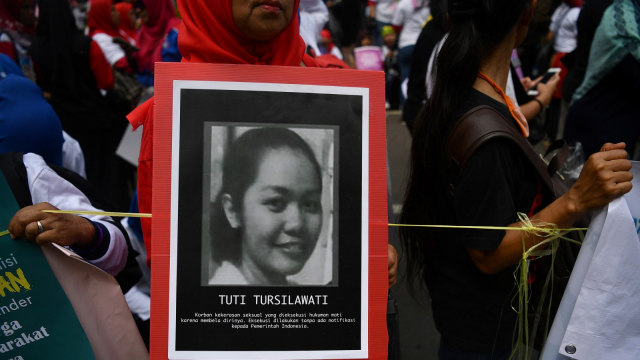 Masyarakat dari berbagai aliansi melakukan aksi damai bertajuk stop kekerasan seksual di Jalan Medan Merdeka Barat, Jakarta, Sabtu (8/12/2018). (Foto:  ANTARA FOTO/Sigid Kurniawan)