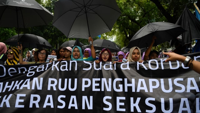 Masyarakat dari berbagai aliansi melakukan aksi damai bertajuk stop kekerasan seksual di Jalan Medan Merdeka Barat, Jakarta, Sabtu (8/12/2018). (Foto:  ANTARA FOTO/Sigid Kurniawan)