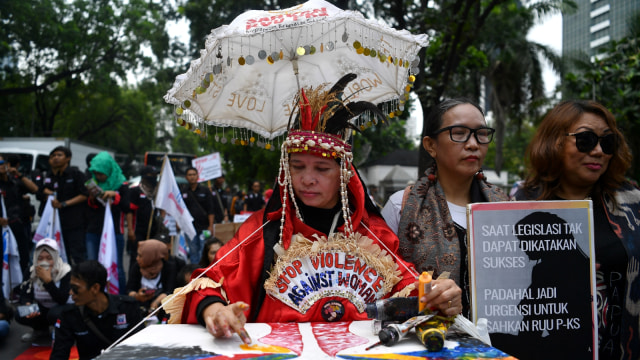 Masyarakat dari berbagai aliansi melakukan aksi damai bertajuk stop kekerasan seksual di Jalan Medan Merdeka Barat, Jakarta, Sabtu (8/12/2018). (Foto:  ANTARA FOTO/Sigid Kurniawan)