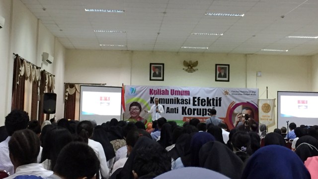 Mantan Ketua KPK, Abraham Samad menjadi pembicara dalam kuliah umum yang digelar Fakultas Kedokteran Gigi Universitas Gadjah Mada (UGM), Sabtu (8/12). (Foto: Arfiansyah Panji Purnandaru/Kumparan)
