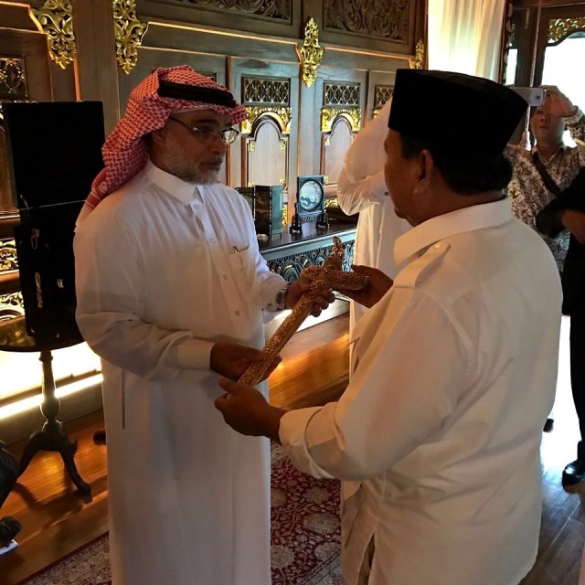 Duta Besar Arab Saudi, Osama bin Mohammed Abdullah Al Shuhaibi, bersama Prabowo Subianto. (Foto: Instagram/@os_alshuibi)