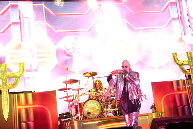 Vokalis Rob Halford menyapa penonton (Foto: Munady)