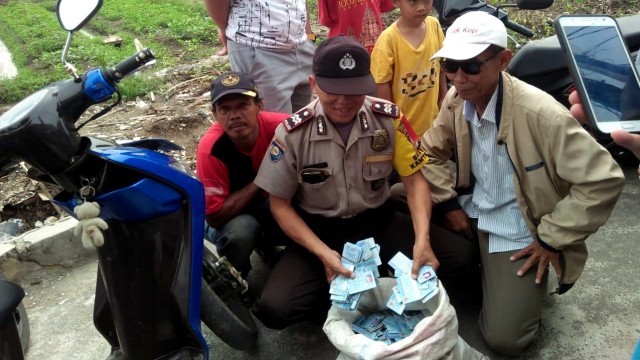 Polisi mengamankan e-KTP yang tercecer di Duren Sawit. (Foto: Dok. Istimewa)