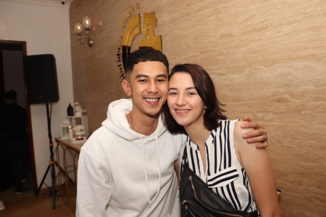 Senyum bahagia Fandy dan Dahlia Foto: Munady