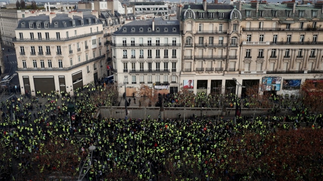 Unjuk rasa rompi kuning di Paris, Prancis, (8/12/2018). (Foto: REUTERS/Benoit Tessier)