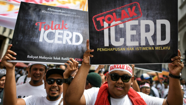 Masyarakat mengikuti aksi Anti-ICERD (Konvensi Internasional tentang Penghapusan Segala Bentuk Diskriminasi Rasial) di Kuala Lumpur, Malaysia. (Foto: AFP/MOHD RASFAN)