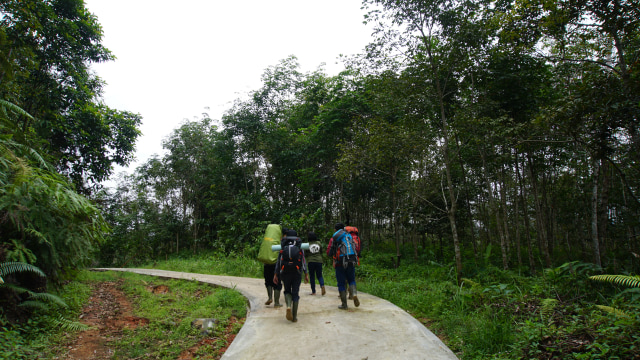 Memulai pendakian dari Desa Es Kalangan II, Tapanuli Selatan (Foto: Nur Khafifah/kumparan)
