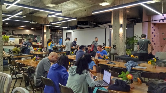 Ruang makan di kantor Canva, Sydney, Australia. (Foto: Anggi Kusumadewi/kumparan)