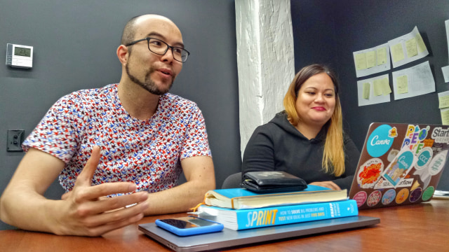 Cameron Adams (kiri), Co-Founder & Chief Product Officer Canva. Di atas laptopnya ialah buku “Sprint: How to Solve Big Problems and Test New Ideas in Just Five Days”. (Foto: Anggi Kusumadewi/kumparan)