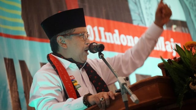 Sekjen PDIP Hasto Kristiyanto menyampaikan sambutan pada acara silaturahmi dan Rakornas Aliansi Relawan Jokowi di Grand Sahid Jaya Hotel, Jakarta, Minggu (9/12/2018). (Foto: Jamal Ramadhan/kumparan)